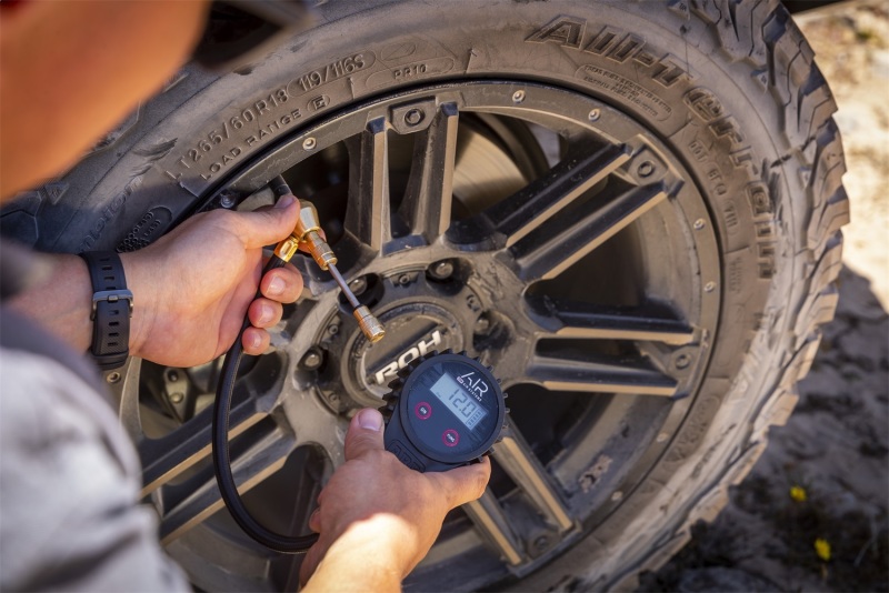 ARB E-Z Deflator Digital Gauge with Extended Valve - Image 2