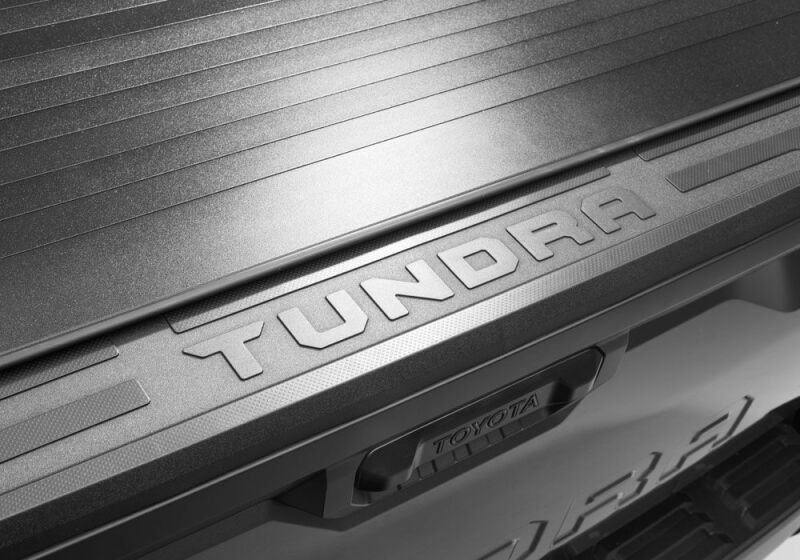 Retrax 18-21 Toyota Tundra CrewMax 5.5ft. Bed (w/Deck Rail Sys) Retrax EQ - Image 10
